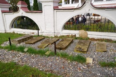 Средневековые надгробия в усадьбе Вяземы, МО