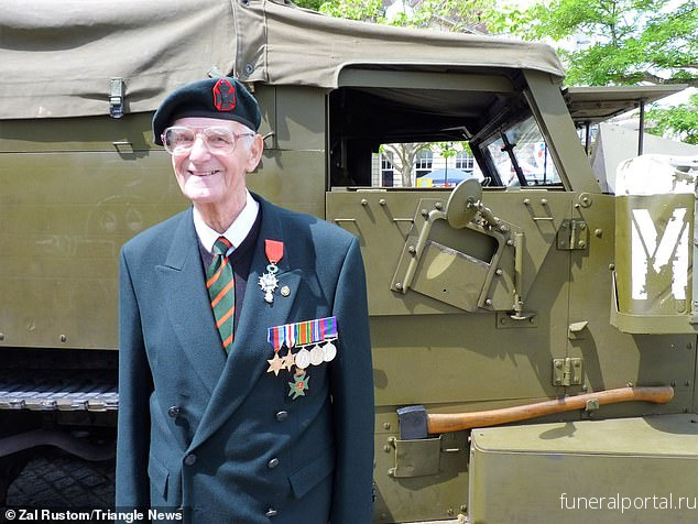 Hundreds of strangers turn out for funeral of Normandy veteran, 93, after his British Legion mates  - Похоронный портал