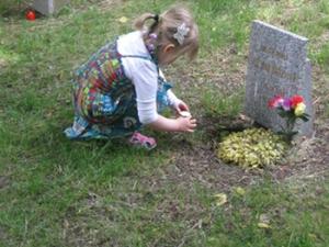 День защиты детей в Праге отметили на детском кладбище - Похоронный портал