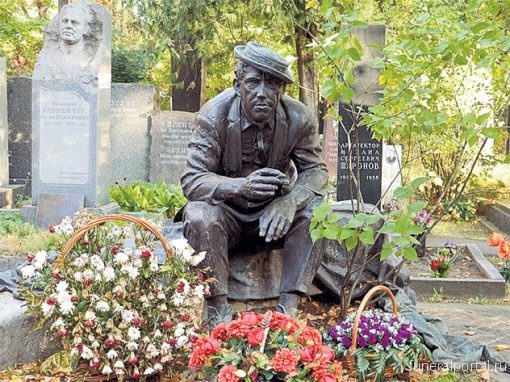 На могиле режиссёра «Бриллиантовой руки» Дмитрий Харатьян оставляет сигареты