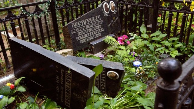Вандалы разрушили надгробья на кладбище в Пермском крае (видео) - Похоронный портал