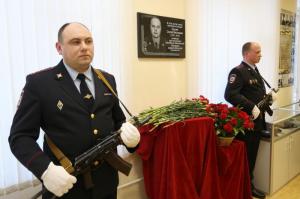В память о погибшем полицейском в школе открыли мемориальную доску - Похоронный портал