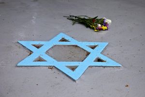 В мире вспоминают жертв Холокоста - Похоронный портал