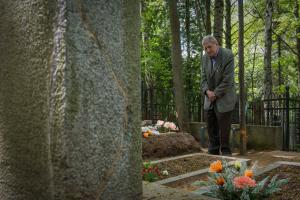 Могилу Чуковского посетил американский друг - Похоронный портал