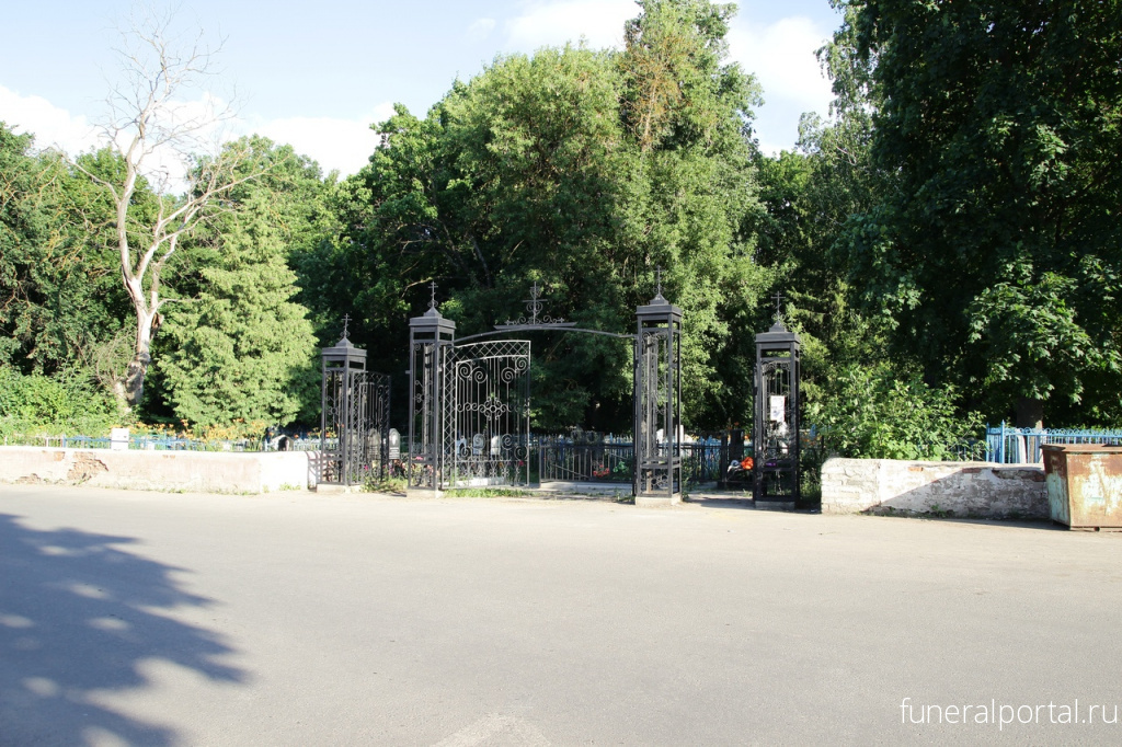 Во Мценске на старом Харлампиевском кладбище раскурочили склеп 19 века - Похоронный портал