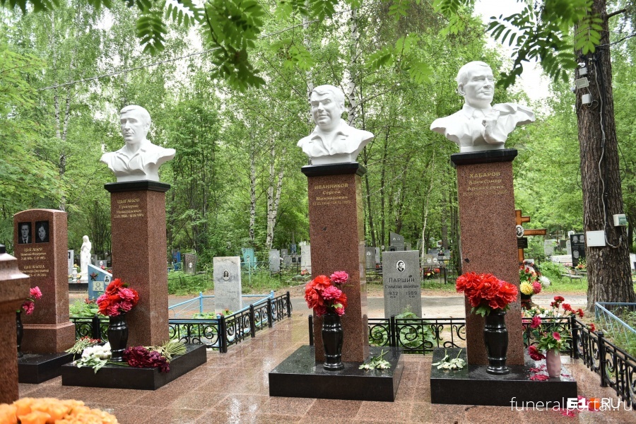 Екатеринбург. На Северное кладбище вернули памятники лидерам ОПС «Уралмаш»: фото до и после реконструкции