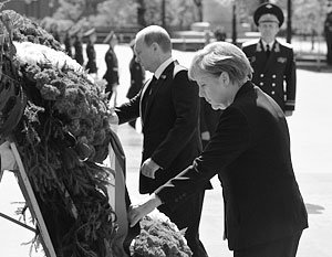 Путин и Меркель возложили венок к Могиле Неизвестного солдата. - Похоронный портал