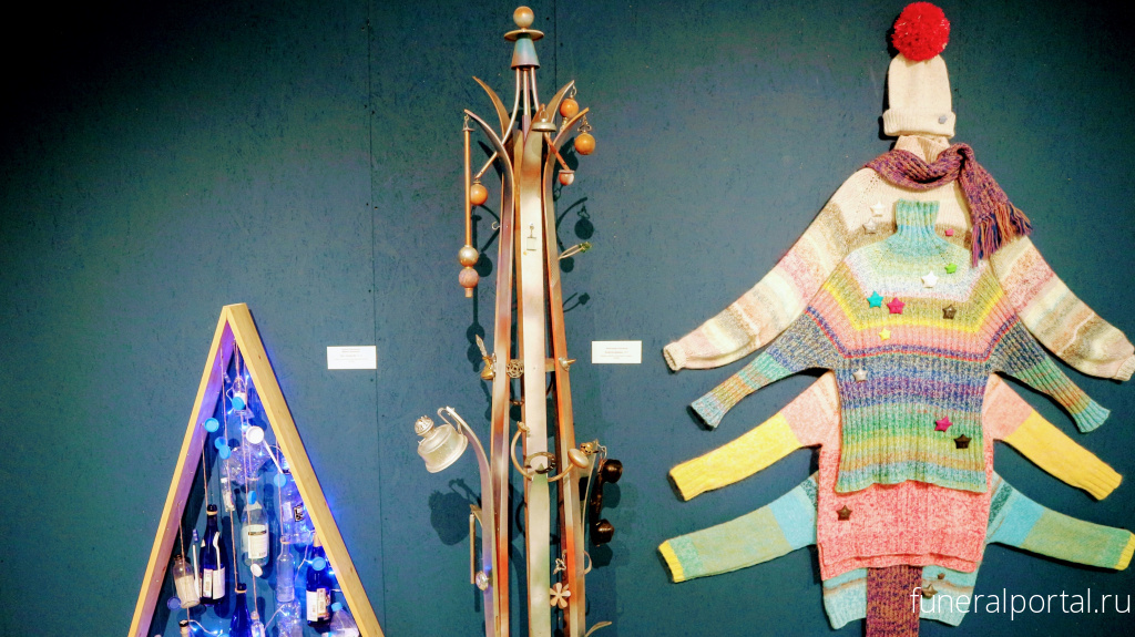 Елка-свитер и елка-надгробие. Омские художники переосмыслили Новый год