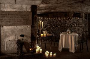 Airbnb предлагает провести Хеллоуин в знаменитых парижских катакомбах - Похоронный портал