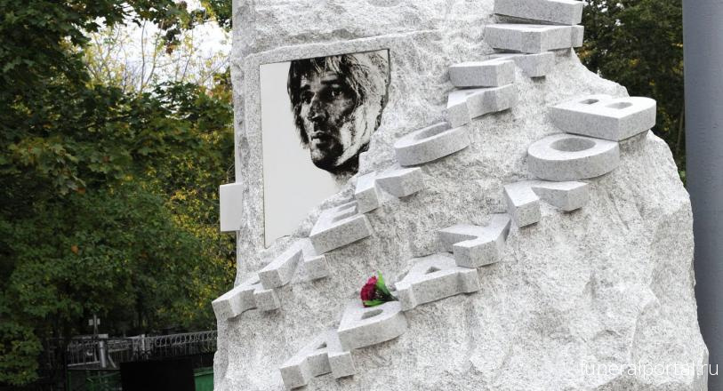 «Цементная куча с налепленными буквами»: как выглядит могила Александра Абдулова
