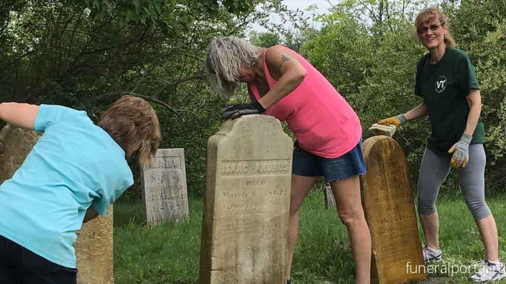 Old Rapides Cemetery has exceptional artistic details on tombs, fences