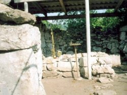 Каманы, у могилы Мученика Василиска (Абхазия)
