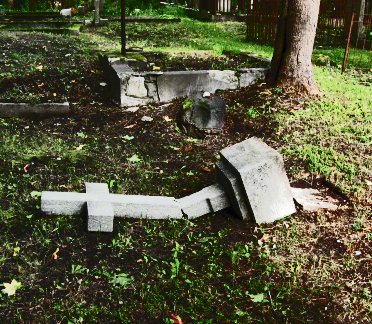 Надгробья XIX века разрушены - Похоронный портал