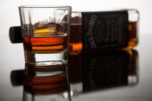 На Урале в виски Jack Daniel's обнаружили отраву для насекомых - Похоронный портал