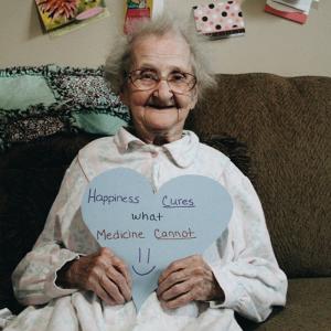 Бабушка, больная раком, начала снимать свои последние дни и покорила Интернет! - Похоронный портал