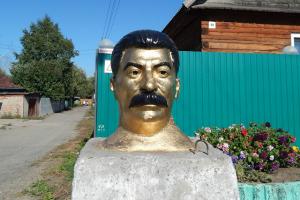 Памятник Сталину стоит в частном секторе Новосибирска - Похоронный портал