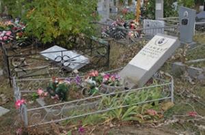 Продолжается ликвидация последствий урагана на Елшанском кладбище - Похоронный портал