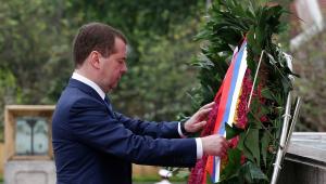 Медведев возложил венки к мавзолею первого президента Вьетнама - Похоронный портал