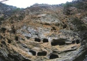 В Китае внутри скал нашли "подвесное" захоронение возрастом 1200 лет - Похоронный портал