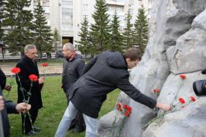 Жители Новосибирска почтили память защитников Верховного Совета - Похоронный портал