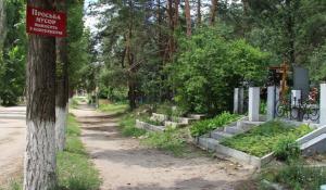 В Воронеже на кладбище горожане срывают со столбов таблички и пользуются ими вместо совков - Похоронный портал