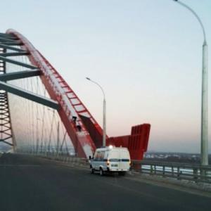 Полиция сняла нескольких экстремалов с арки Бугринского моста - Похоронный портал