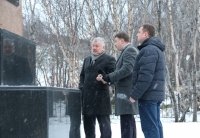 Руководители флотской столицы пошли на кладбище - Похоронный портал