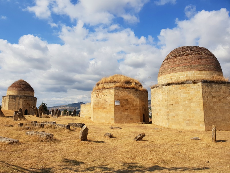 Где захоронены династии азербайджанских правителей Ширваншахов. 