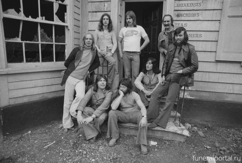 Bassist Roger Newell Dies at 73 - Похоронный портал