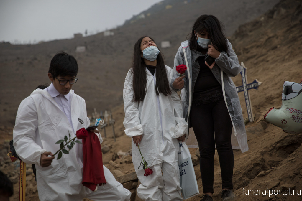 In Pictures: Burying COVID-19 victims on Peru's hilltop cemetery - Похоронный портал