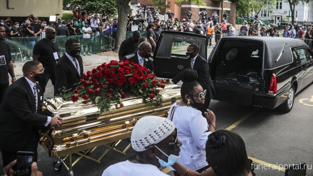Эксперт рассказал о скрытых намеках на «золотых» похоронах Джорджа Флойда