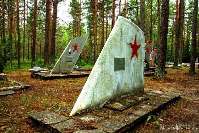 Кладбище советских летчиков: надгробия из хвостовых килей боевых самолетов