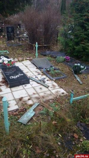 На кладбище «Орлецы-1» неизвестные разрушили несколько памятников на могилах - Похоронный портал