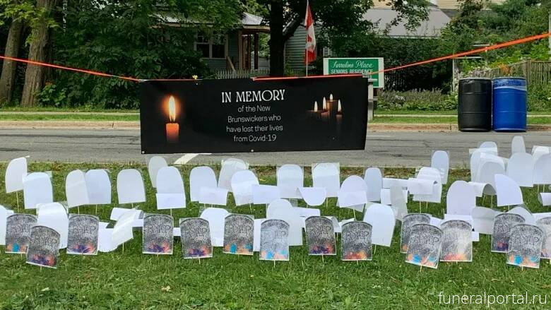 Волонтеры установили мрачное напоминание о числе погибших от COVID-19 в Нью-Йорке