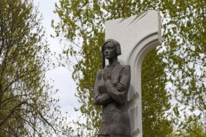 В Петербурге открыли памятник Ольге Берггольц - Похоронный портал