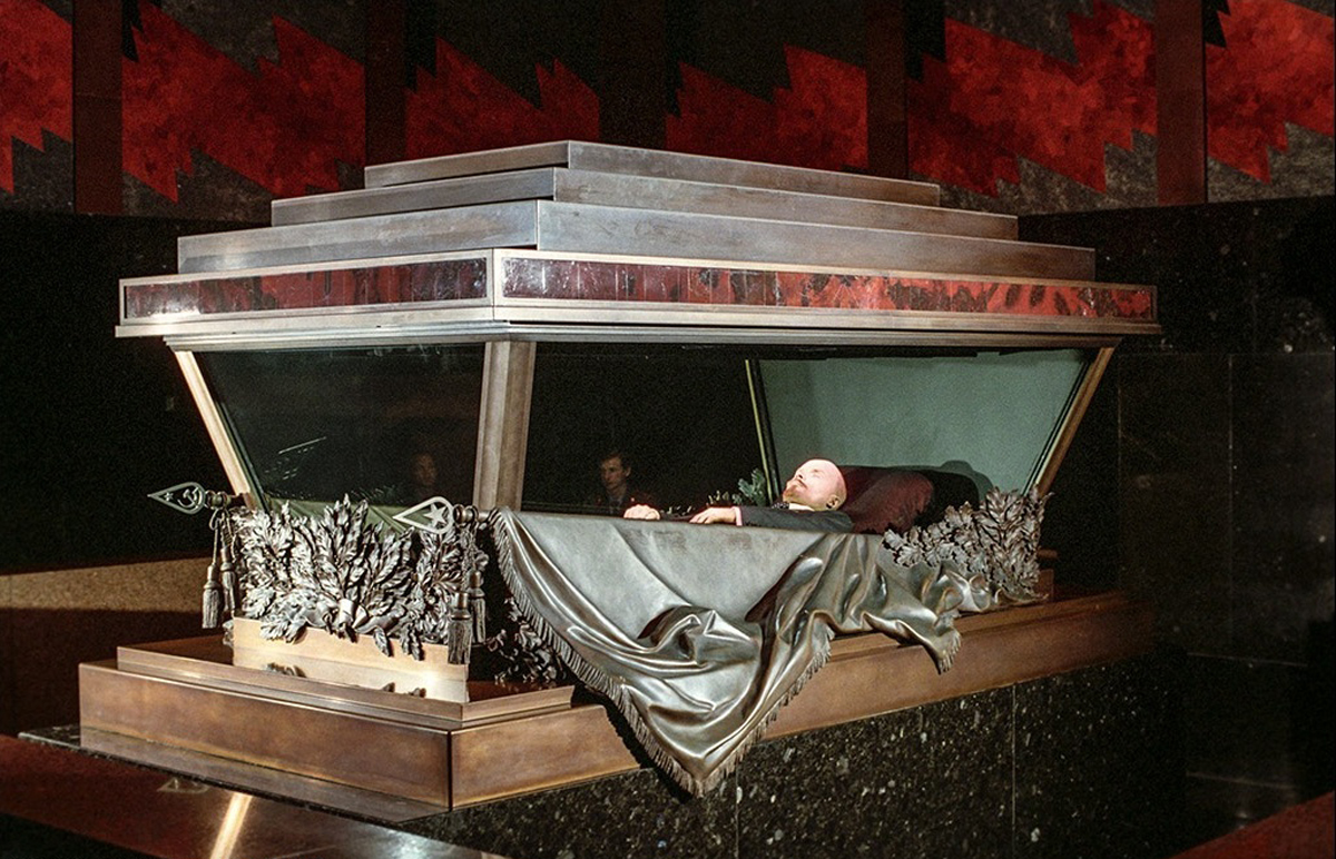 Саркофаг В.И. Ленина в траурном зале Мавзолея. 1993 год..jpg