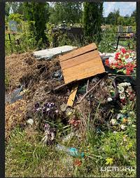 Глазами очевидцев: на орловском кладбище стали складировать мусор на одну их могил