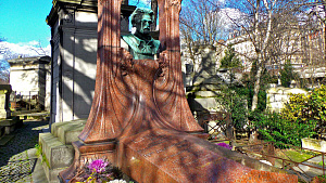 French writer Emile Zola's tomb still lies in Montmatre, but Zola's remains do not. Six years after his death in 1902 they were relocated to the Pantheon national mausoleum. Ulrike Lemmin-Woolfrey