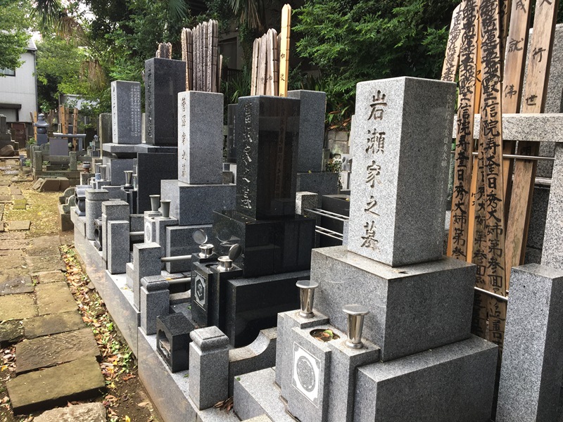 Когда захоронят прах ширвиндта. Могилы в Японии. Буддийское кладбище. Корейское кладбище с прахом. Кладбище ножей в Японии.