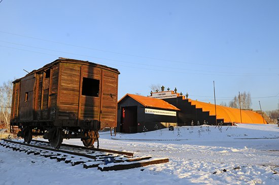 На территории Новосибирского Музея Мировой Погребальной Культуры установлен вагон — будущий Мемориал жертв репрессий